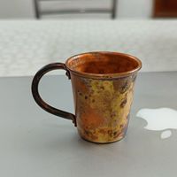 Gelas shot berbahan tembaga dengan tutup, berlapis finishing antik yang terlihat kuno dan klasik, digunakan di bar dan restoran.