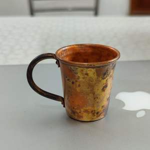 Vaso de chupito hecho de cobre con tapa con acabado antiguo que parece clásico y de estilo antiguo, utilizado en bares y restaurantes. - Product Image 1