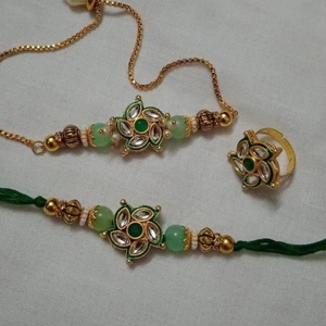 ชุดเครื่องประดับมีนาคารีสีเขียวแบบดั้งเดิมและชุดคุนดันรากีสำหรับพี่ชายและพี่สาว ดีไซน์เนอร์รากีแบบเข้าชุดกัน - Product Image 1