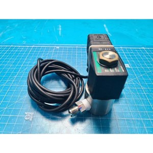 Vanne solénoïde à action directe CKD AB31-02-3 utilisée comme pièce détachée pour équipement semi-conducteur d'occasion - Product Image 2