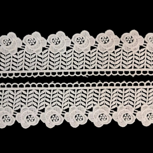 Ribete de encaje floral de poliéster blanco de alta calidad – Cinta bordada vintage con rosas y hojas para coser, ribetes de prendas - Product Image 1