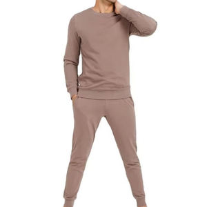 Chándal para hombre diseñado para un look atlético y elegante, que ofrece un ajuste cómodo que complementa un estilo de vida activo. - Product Image 3