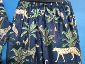 ชุดนอนผ้าฝ้ายออร์แกนิก 100% ลายพิมพ์สัตว์สีดำ เนื้อผ้านุ่มพิเศษ ระบายอากาศได้ดี เสื้อครอปและกางเกงขายาวสำหรับผู้หญิง - Product Image 3