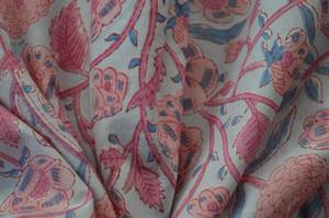 Tela 100% Algodón con Estampado Floral Rosa y Azul, Impresa a Mano |   Tela de Encaje Botánico de Jaipur al por Mayor - Product Image 2