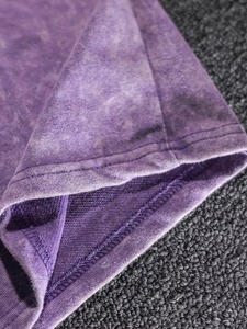 Conjuntos de Verano para Hombre Personalizados con Teñido Anudado Morado Lavado al Ácido, con Dobladillo Desgastado sin Rematar, Relieve Sólido, Tejido de Velour Ecológico y Transpirable - Product Image 5