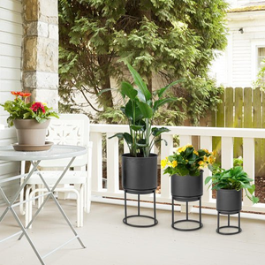 Juego de Tres Macetas de Metal Negro con Soportes Redondos de Hierro, Modernas y Minimalistas, para Plantas de Interior y Exterior - Product Image 4