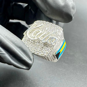 Anillo de compromiso y boda de lujo en plata de ley 925 con moissanita VVS de corte brillante clásico y engaste de garras, estilo hip hop, con letra personalizada - Product Image 2