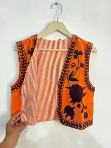 เสื้อกั๊กกำมะหยี่ซูซานีงานฝีมือ เสื้อกั๊กผู้หญิงสไตล์ชาติพันธุ์ ปักลายดอกไม้สไตล์โบฮีเมียน เสื้อคลุมไม่มีแขนสำหรับงานเทศกาล - Product Image 4