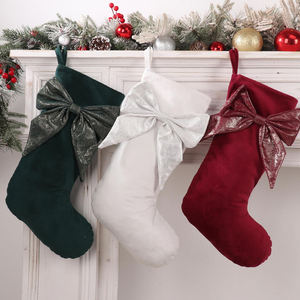 Chaussettes de Noël en velours vert, blanc et rouge, douces, avec décorations brodées - Product Image 1