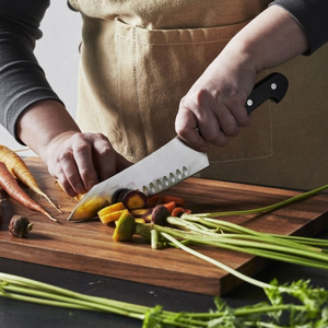 Cuchillos Santoku con Hoja Ovalada Plateada y Diseño de Hoyuelos, Mango Negro Contorneado para Cortar Cebollas, Picar Verduras y Preparación de Alimentos - Product Image 6