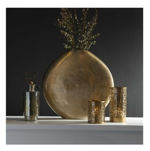 Florero Moderno de Metal para Decoración Contemporánea del Hogar, Agrega Elegancia a Dormitorios y Salas de Estar con un Diseño Floral Atemporal - Product Image 3