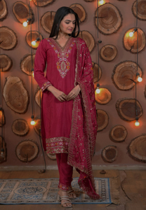 Kurti en soie chinon avec doublure en micro-coton et broderies multi-sequencées, accompagné d'un pantalon brodé et d'un chinon brodé lourd. - Product Image 2