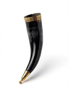 Coupe à boire vintage de luxe noire avec bordure en nœud celtique doré et embout en laiton, accessoire de bar - Product Image 1