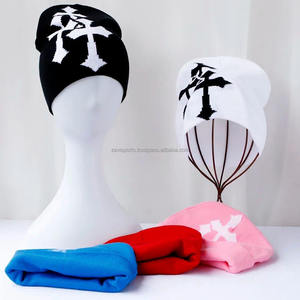 Vente d'usine Bonnet d'hiver en tricot jacquard doux et luxueux avec logo personnalisé brillant et orné de strass, vente en gros - Product Image 2