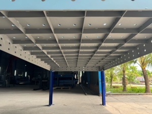 Table de soudage à prix avantageux, structure en acier perforé épais renforcé avec grille interne, et pieds en acier rigides. - Product Image 3