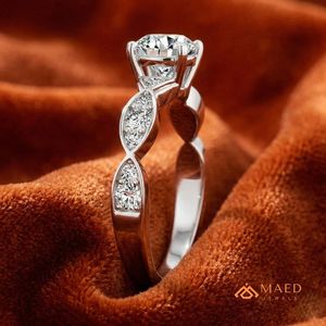 แหวนหมั้นมอสซาไนต์ทรงกลม เงินแท้ 925 ประดับเพชรด้านข้างแบบ Pave Band แหวนแต่งงาน ดีไซน์คล้ายเพชร - Product Image 2