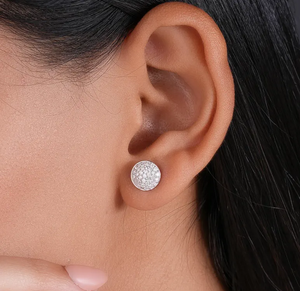 Boucles d'oreilles classiques en argent sterling 925 avec diamant moissanite taille brillant rond VVS et fermoir à vis pour femme - Product Image 6