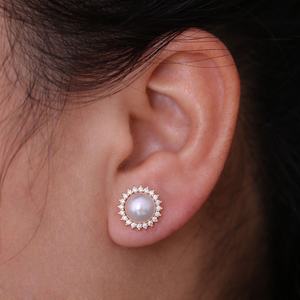 Fabricant en gros de boucles d'oreilles en perles naturelles de 8 à 9 mm avec diamants en or 18 carats, platine gris, boîte cadeau classique polyvalente - Product Image 4