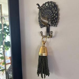 Gancho de pared de latón plateado estilo pavo real, elegante organizador adecuado para colgar llaves de entrada, cordones y artículos pequeños, de la India. - Product Image 1
