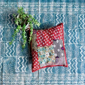 Funda de cojín de algodón estilo tradicional indio con diseño de patchwork en forma cuadrada con patrones geométricos y florales para decoración del hogar. - Product Image 4