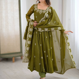 Kurta pour femmes avec motifs ethniques brodés, travail au fil régulier, avec pantalon et dupatta - Product Image 1