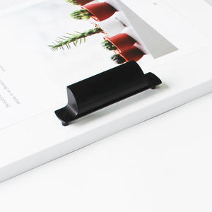 Precio al por mayor Tirador de dedo minimalista negro de aleación de zinc para muebles de cocina, armarios, cajones de baño, mesitas de noche y decoración - Product Image 1