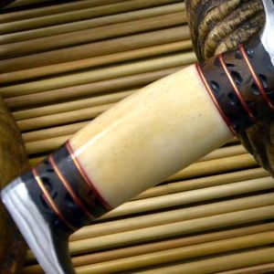 Couteau de chasse artisanal personnalisé, lame en damas, manche en os coloré, étui, couteau de survie pour le camping, lame tranchante comme un rasoir, couteau Bowie ambidextre - Product Image 2
