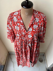 Vestido midi bohemio rojo con estampado floral a mano, cuello con lazo, mangas abullonadas y volantes, vestido casual de verano tejido para mujer. - Product Image 3