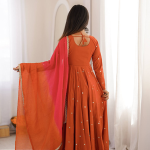 Conjunto de vestido Anarkali de seda romana de diseñador con bordados, lentejuelas y trabajo con espejos reales es un atuendo étnico de lujo. - Product Image 2