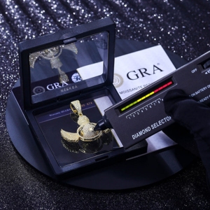 Colgante Globo Alado - Colgante de Plata con Moissanita Iced Out, Joyería Hip Hop de Plata 925, Joyería Hecha a Mano Alternativa al Diamante - Product Image 6