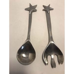 Juego de cubiertos con diseño de extremo de estrella en relieve de acero inoxidable, juego de cuchara y tenedor para servir ensalada de diseñador plateado mate - Product Image 1