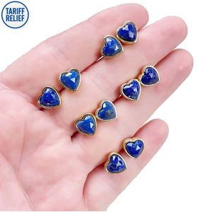Boucles d'oreilles en forme de cœur en lapis-lazuli naturel, 9 mm, serties de plaqué or |   Bijoux minimalistes pour femmes - Product Image 1