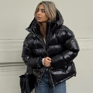 Veste d'hiver matelassée pour femme 2025 OEM en coton teint, zippée, boutonnée, respirante, imperméable, coupe-vent, à capuche, imprimée sur mesure - Product Image 3