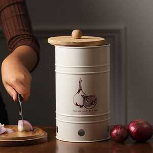 Boîte de rangement élégante en métal avec couvercle en bois pour le rangement des aliments dans le garde-manger et la présentation décorative sur comptoir - Product Image 2