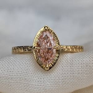 แหวนหมั้นเพชรชมพูทรงมาร์คีส์ 1 กะรัต เพาะเลี้ยงในห้องปฏิบัติการ ได้รับการรับรองจาก IGI  แกะสลักด้วยมือ ชุบทอง 14K สำหรับผู้หญิง เหมาะสำหรับวันครบรอบ - Product Image 1