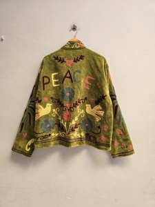 Veste Suzani en velours vert mousse faite à la main pour femmes, broderie florale multicolore, style bohème chic, manteau ethnique d'hiver, vente en gros, exportation - Product Image 2