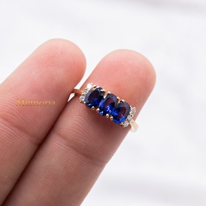 Anillo de Oro Amarillo Sólido de 18K con Tres Piedras de Zafiro Azul Ovalado Natural y Diamantes, Joyería Fina, Memoria Jewels, Venta al Por Mayor - Product Image 5