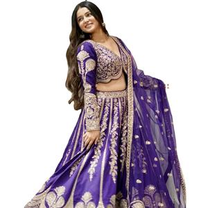 Hecho de seda pura, presenta un diseño bordado a mano de calidad de exportación, un hermoso y moderno conjunto de chaniya choli con dupatta. - Product Image 1