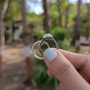 Anillo de compromiso con halo de corte redondo y banda de boda a juego de diamantes en oro blanco, anillo nupcial de diamantes cultivados en laboratorio para mujer. - Product Image 2