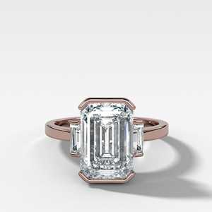 แหวนแต่งงานแบบสามเม็ด แหวนหมั้นสั่งทำพิเศษ ทองคำแท้ 14K เพชรเพาะเลี้ยงทรงเหลี่ยมมรกต 4.00 กะรัต รับรองโดย IGI ขอบเพชรครึ่งวง - Product Image 3