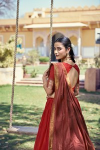 Lehenga Choli de Seda Roja con Borde Dorado, Traje Tradicional Indio para Bodas, para Mujer, Largo hasta el Suelo, Corte Regular - Product Image 4
