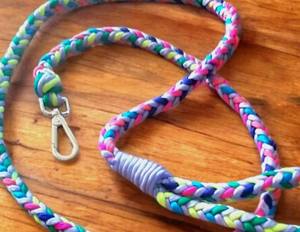 Correa de Paracord Anudada a Mano con Diseño de Arcoíris - Product Image 2