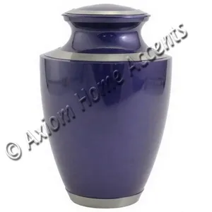 Urna de latón grabada con superficie pulida para recordar a seres queridos por Axiom Home Accents con un diseño elegante y hermoso. - Product Image 5