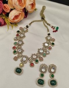 Parure de collier ras-du-cou et boucles d'oreilles pendantes assorties en pierre Kundan plaqué or antique, bijoux de mariage raffinés pour fournisseurs - Product Image 1