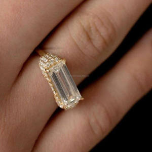 Anillo de compromiso y boda de moissanita estilo baguette inspirado en lo vintage, con pavé puntiagudo, halo oculto y chapado en oro sobre plata de ley 925 - Product Image 2