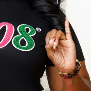 T-shirt en chenille noir 1908 avec lettres roses et vertes, vêtements de sororité, coton, vie universitaire grecque, t-shirt brodé pour femmes - Product Image 2