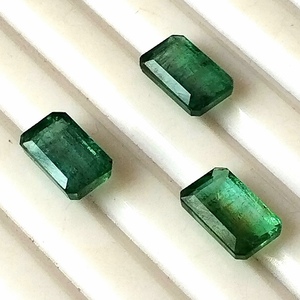 Lote de Esmeraldas Naturales de Zambia, 4 Quilates de Peso Total, Calibradas, Corte Esmeralda de 8x5 mm, Facetadas, Translúcidas, Piedras Sueltas, 3 Piezas - Product Image 2