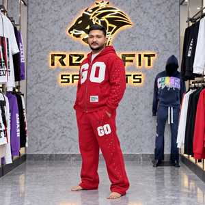 Conjunto de chándal rojo personalizado con logo de chenilla, sudadera con cremallera, pantalones de chándal de pierna ancha con pedrería, forro polar de algodón, para otoño, con etiqueta personalizada - Product Image 3