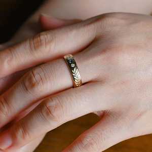 Bague en or jaune 14 carats unisexe avec gravure de branche d'olivier, trois pierres en moissanite bleue et blanche - Product Image 3