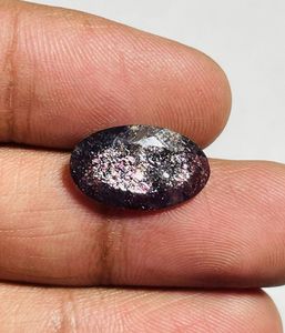 Iolite naturelle facettée, de couleur sang, à reflets multiples, taille ovale. - Product Image 2